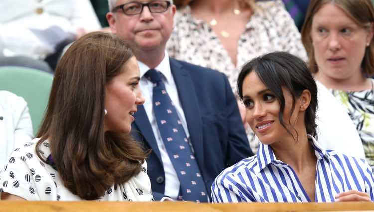 Meghan Markle y Kate Middleton muy cómplices la final femenina de Wimbledon 2018