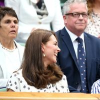 Meghan Markle y Kate Middleton charlando animadamente en la final femenina de Wimbledon 2018