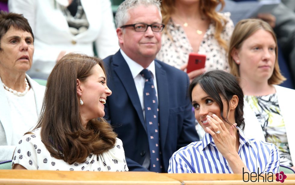 Meghan Markle y Kate Middleton charlando animadamente en la final femenina de Wimbledon 2018