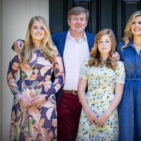Guillermo y Máxima de Holanda junto a sus hijas en el posado veraniego 2018