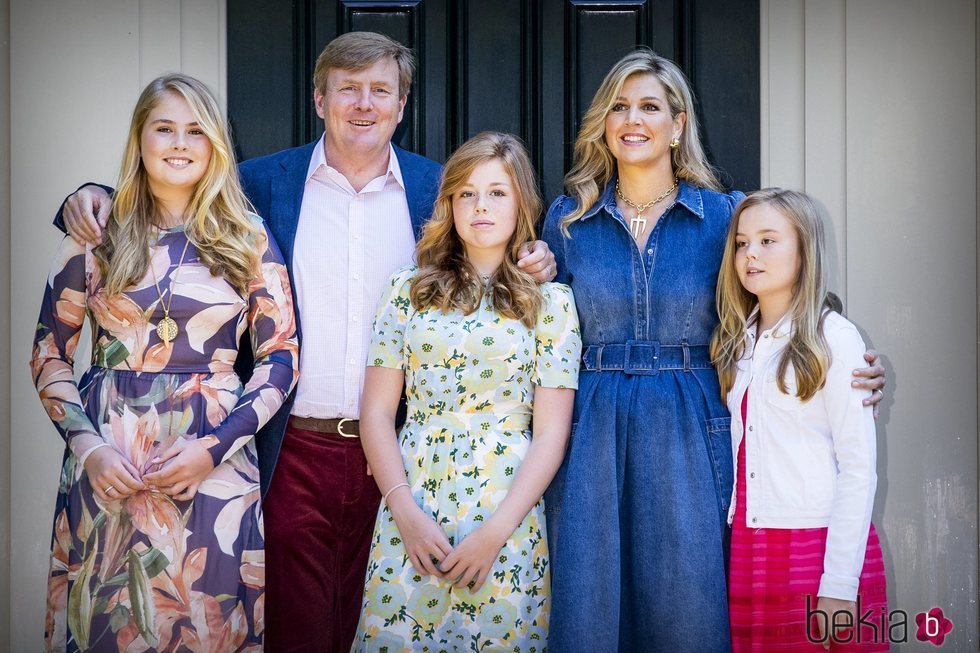 Guillermo y Máxima de Holanda junto a sus hijas en el posado veraniego 2018