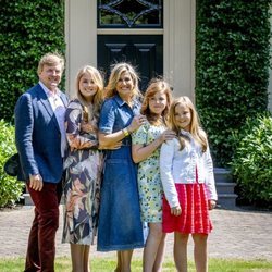 Guillermo y Máxima de Holanda junto a sus hijas sonríen divertidos en el posado veraniego 2018