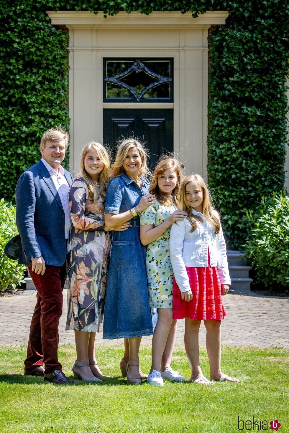 Guillermo y Máxima de Holanda junto a sus hijas sonríen divertidos en el posado veraniego 2018