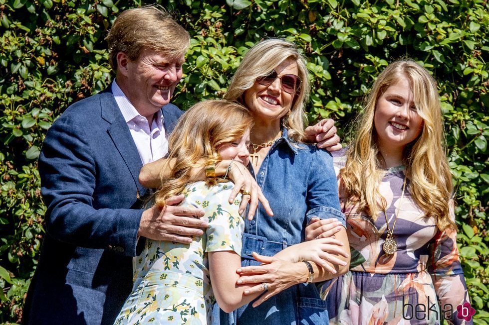 Guillermo y Máxima de Holanda muy espontáneos junto a las Princesas Amalia y Alexia en el posado veraniego 2018
