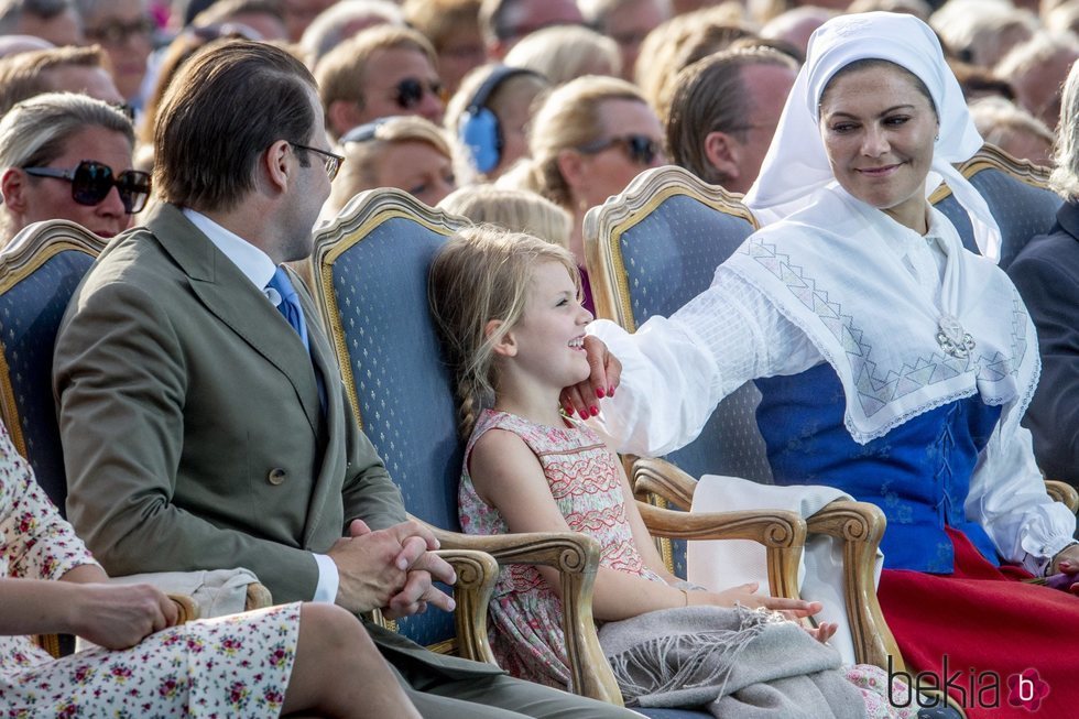 La Princesa Victoria de Suecia y el Príncipe Daniel junto a su hija, la Princesa Estela en la celebración del 41 cumpleaños de la heredera