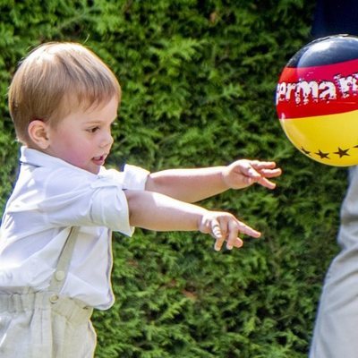 El Príncipe Óscar de Suecia jugando con el balón en el 41 cumpleaños de Victoria de Suecia