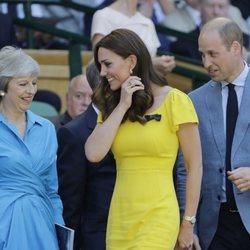 Los Duques de Cambridge y la Primera Ministra británica, Theresa May, en la final masculina de Wimbledon 2018