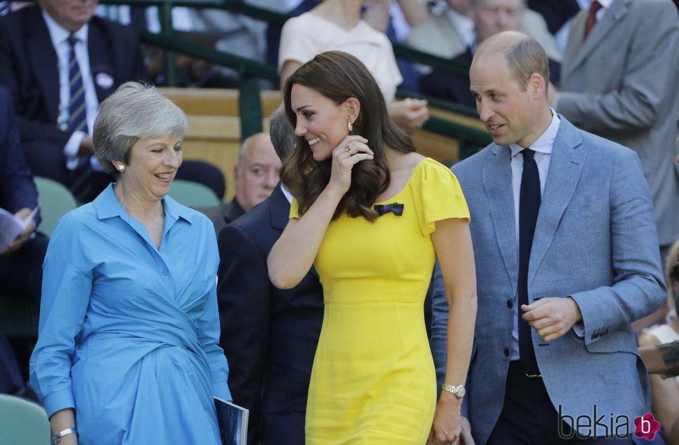 Los Duques de Cambridge y la Primera Ministra británica, Theresa May, en la final masculina de Wimbledon 2018