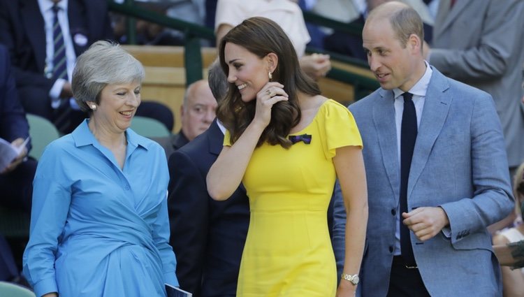 Los Duques de Cambridge y la Primera Ministra británica, Theresa May, en la final masculina de Wimbledon 2018