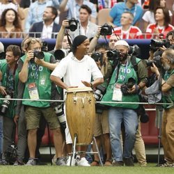 Ronaldinho actuando durante la actuación musical del Mundial de Fútbol de Rusia 2018