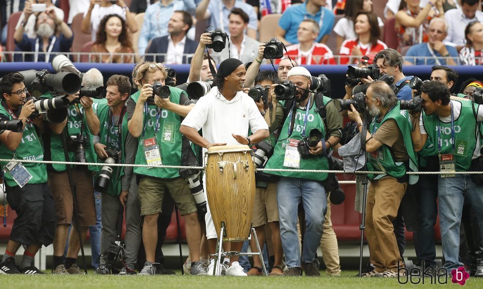 Ronaldinho actuando durante la actuación musical del Mundial de Fútbol de Rusia 2018