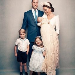 Los Duques de Cambridge junto a sus hijos en el bautizo del Príncipe Luis