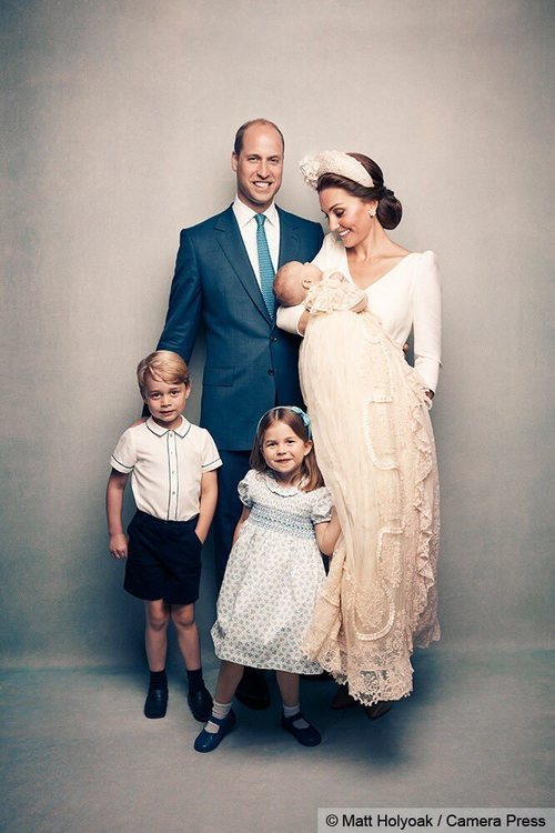 Los Duques de Cambridge junto a sus hijos en el bautizo del Príncipe Luis