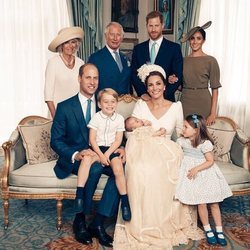 La Familia Real Británica posan junto a los Duques de Cambridge en el bautizo del Príncipe Luis