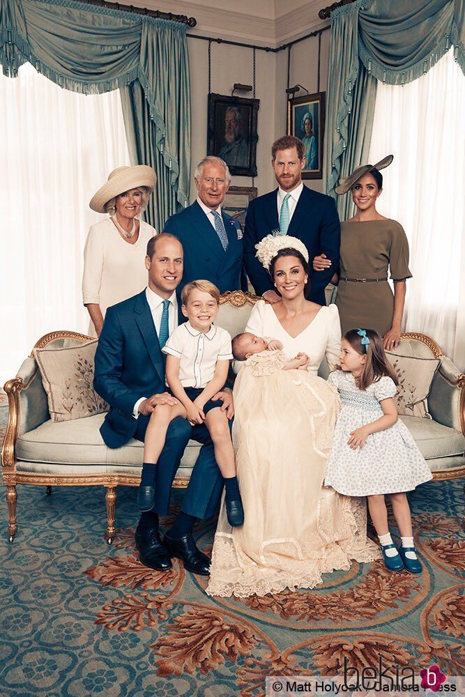 La Familia Real Británica posan junto a los Duques de Cambridge en el bautizo del Príncipe Luis