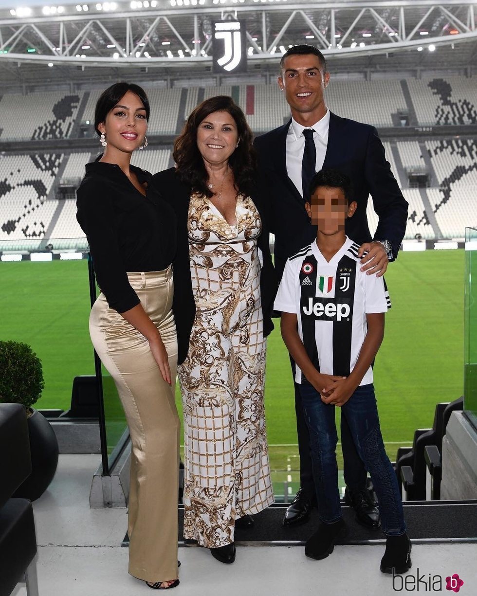 Cristiano Ronaldo durante su presentación en la Juventus con Georgina Rodríguez, Dolores Aveiro y su hijo