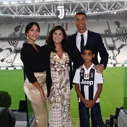 Cristiano Ronaldo durante su presentación en la Juventus con Georgina Rodríguez, Dolores Aveiro y su hijo