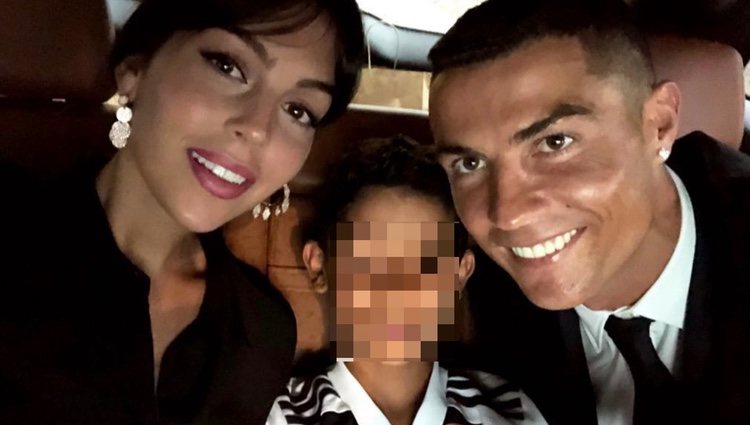 Georgina Rodríguez y Cristiano Ronaldo Junior con Cristiano Ronaldo de camino a su presentación