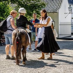 La Princesa Mary de Dinamarca junto a una de las jinetes del tradicional desfile de verano en el Palacio de Grasten