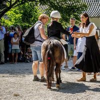 La Princesa Mary de Dinamarca junto a una de las jinetes del tradicional desfile de verano en el Palacio de Grasten