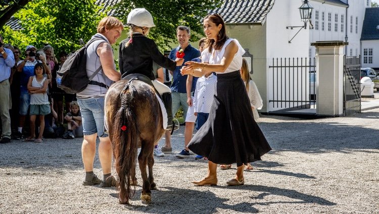 La Princesa Mary de Dinamarca junto a una de las jinetes del tradicional desfile de verano en el Palacio de Grasten