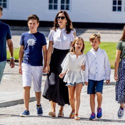Federico y Mary de Dinamarca junto a sus hijos en el tradicional desfile frente al Palacio de Grasten