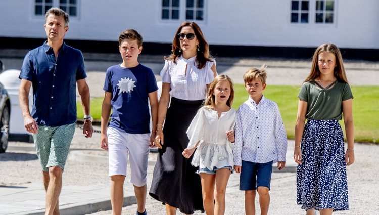 Federico y Mary de Dinamarca junto a sus hijos en el tradicional desfile frente al Palacio de Grasten