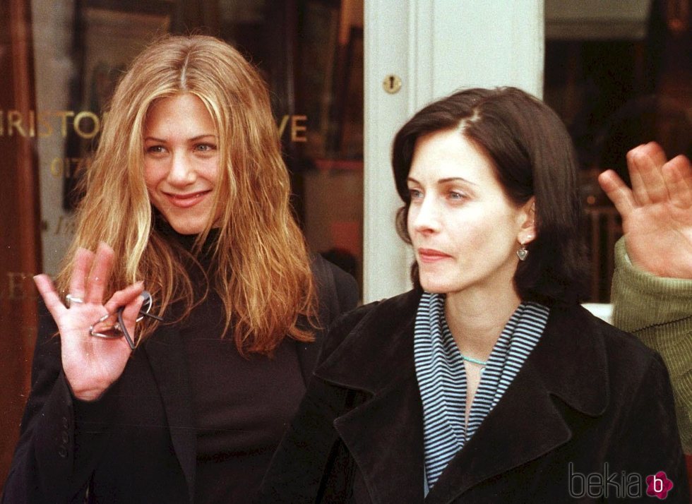 Jennifer Aniston y Courteney Cox durante una visita a Londres en 1998