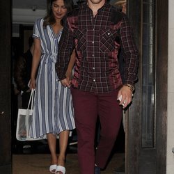 Priyanka Chopra y Nick Jonas saliendo de celebrar el cumpleaños de Chopra en Londres