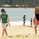 Courteney Cox y Jennifer Aniston paseando por una playa de Hawái