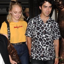 Joe Jonas y Sophie Turner saliendo de celebrar el cumpleaños de Priyanka Chopra