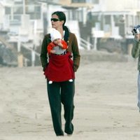 Courteney Cox pasea con su hija Coco y su amiga Jennifer Aniston en una playa de Los Ángeles