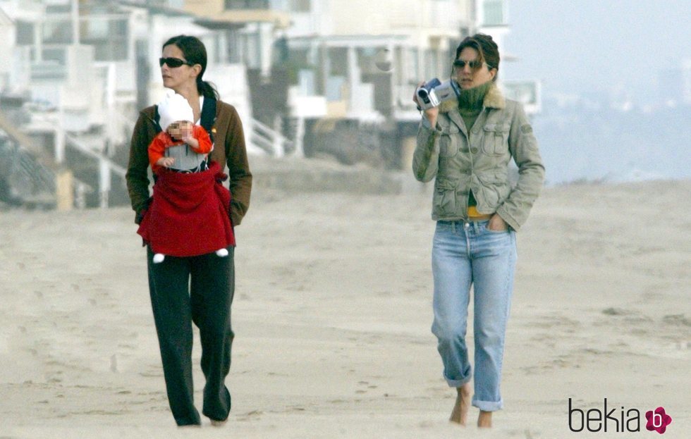 Courteney Cox pasea con su hija Coco y su amiga Jennifer Aniston en una playa de Los Ángeles