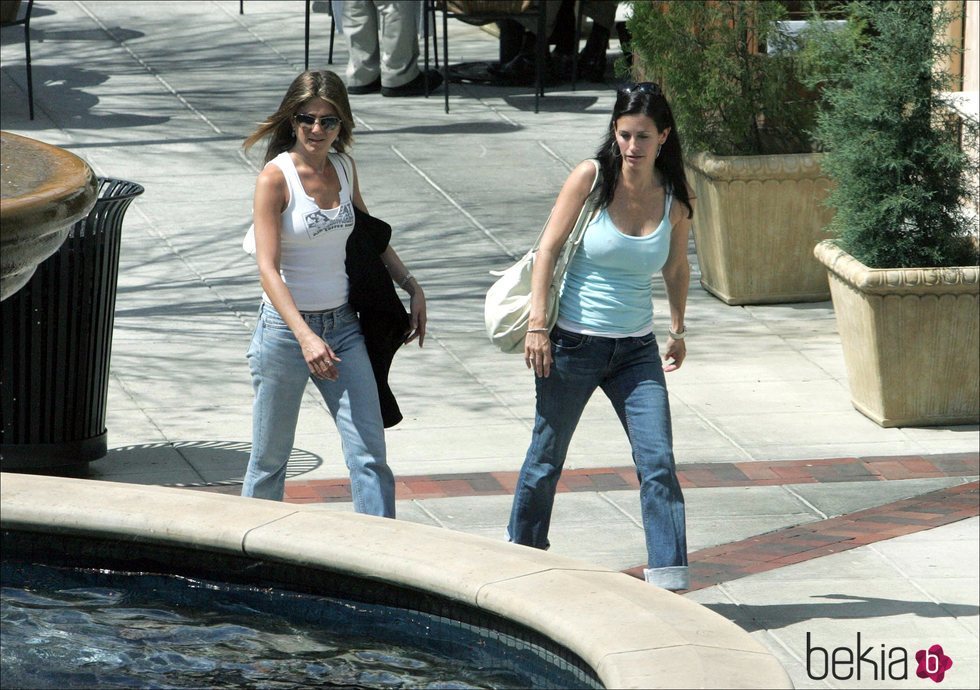 Courteney Cox y Jennifer Aniston paseando por una calle de Los Ángeles
