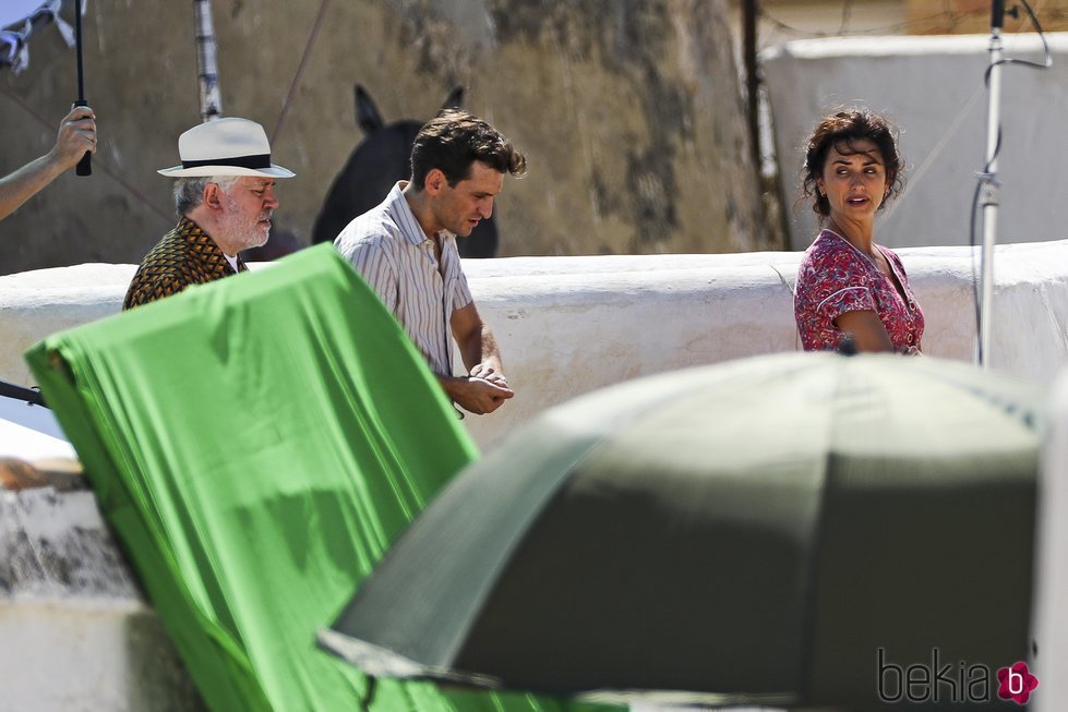Pedro Almodóvar, Penélope Cruz y Raúl Arévalo durante el rodaje de 'Dolor y Gloria'