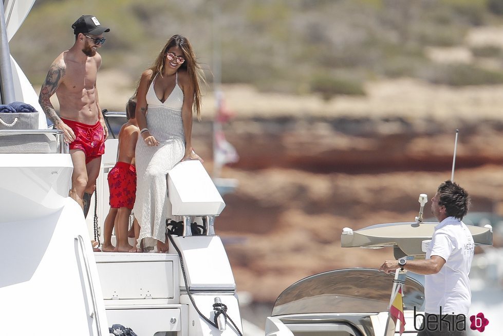 Leo Messi y Antonella Roccuzzo, muy felices de vacaciones en Ibiza