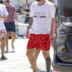 Leo Messi antes de acceder a un barco en Ibiza