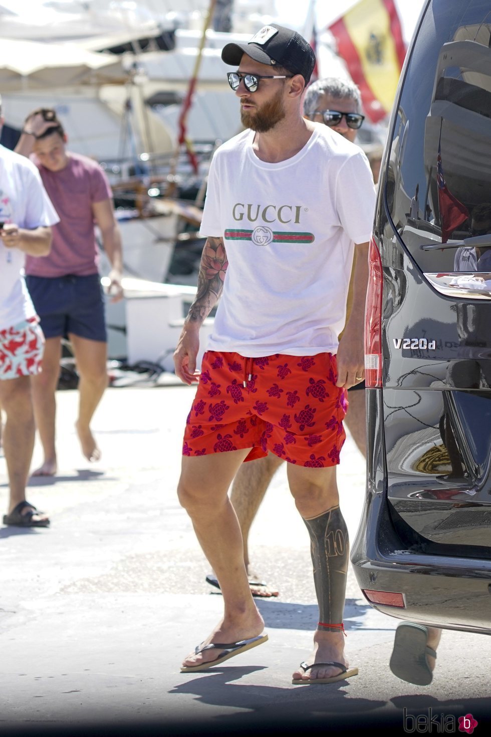 Leo Messi antes de acceder a un barco en Ibiza