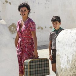 Penélope Cruz junto con un niño en el rodaje de 'Dolor y Gloria'