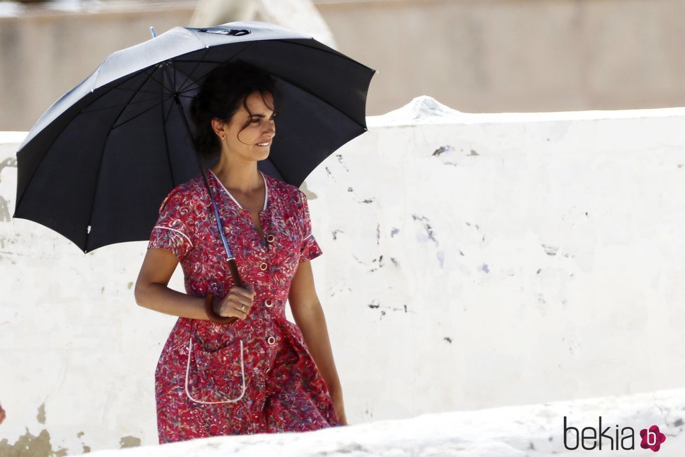 Penélope Cruz con un paraguas en el rodaje de 'Dolor y Gloria'