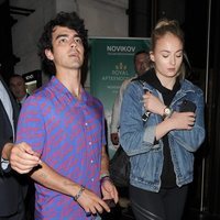 Sophie Turner y Joe Jonas pasean por las calles de Londres