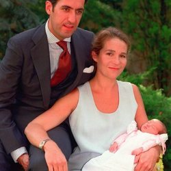 La Infanta Elena y Jaime de Marichalar posan con su hija Victoria Federica tras su nacimiento