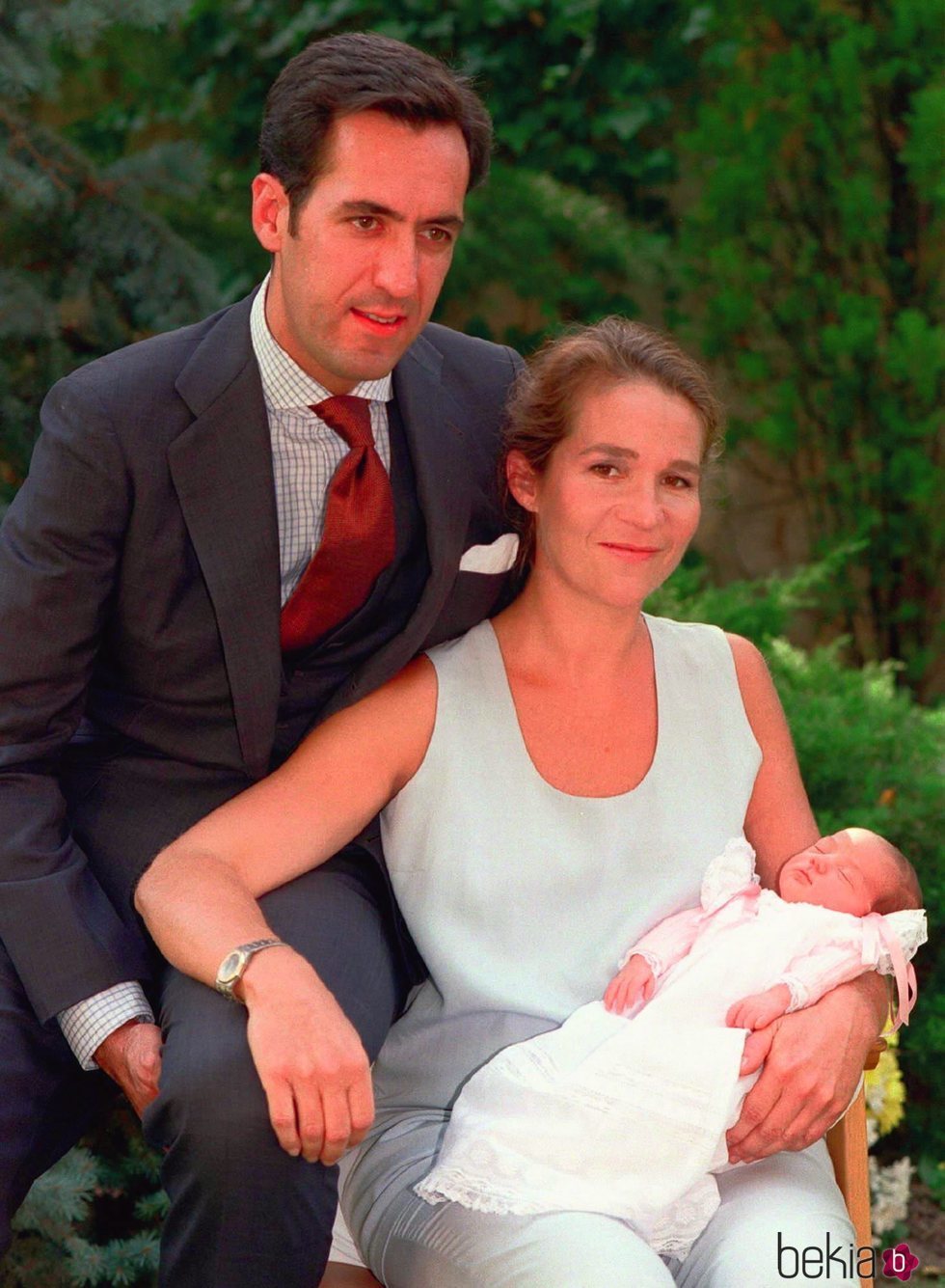 La Infanta Elena y Jaime de Marichalar posan con su hija Victoria Federica tras su nacimiento