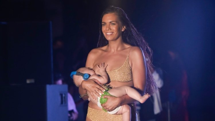 La modelo Mara Martin desfila dando el pecho a su hija