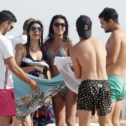 Lucía Rivera junto a sus amigos en Ibiza