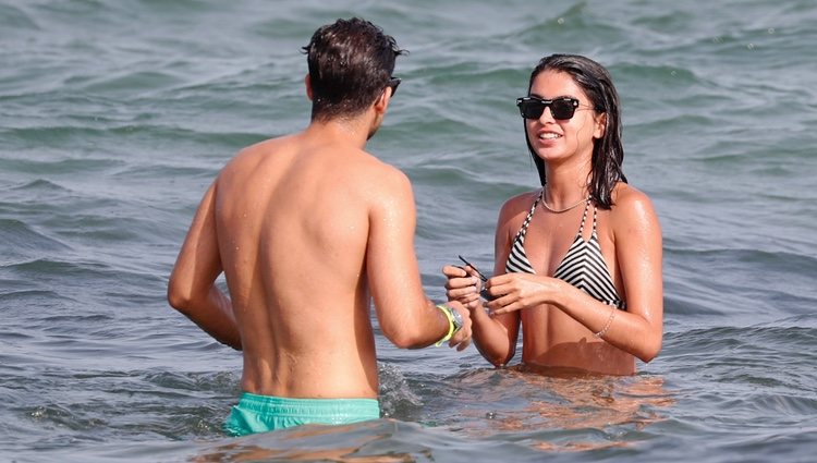 Lucía Rivera junto a un amigo en Ibiza