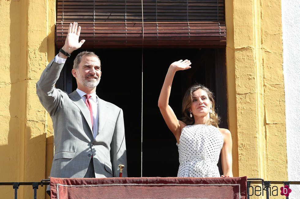 Los Reyes Felipe y Letizia saludan desde el balcón del Ayuntamiento de Bailén
