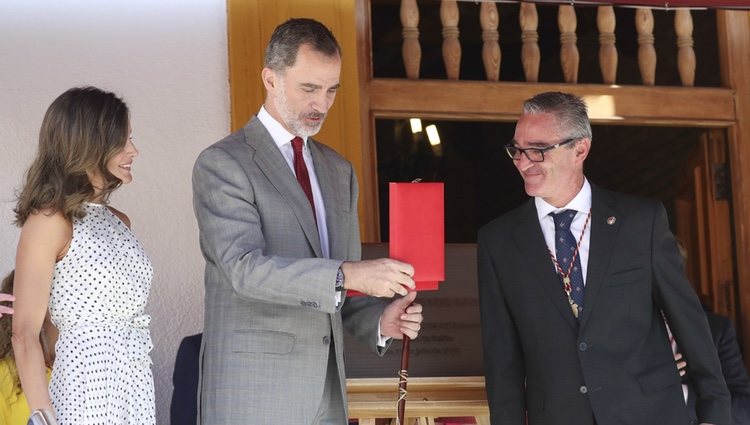 El Rey Felipe recibe la Llave de Oro de la Ciudad de Bailén ante la mirada de la Reina Letizia