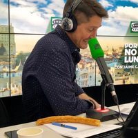 Jaime Cantizano trabajando en la radio en su programa 'Por fin no es lunes'