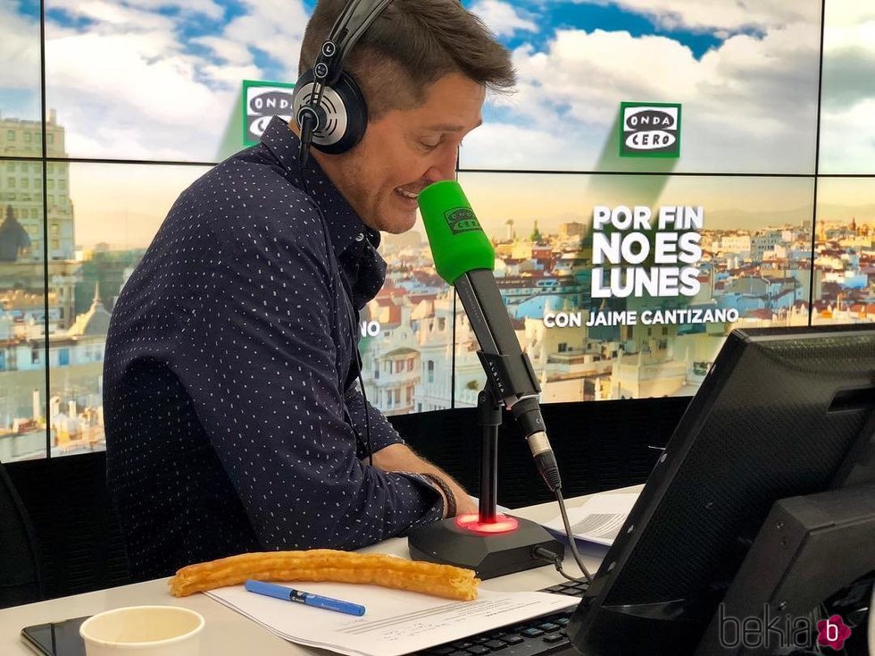 Jaime Cantizano trabajando en la radio en su programa 'Por fin no es lunes'